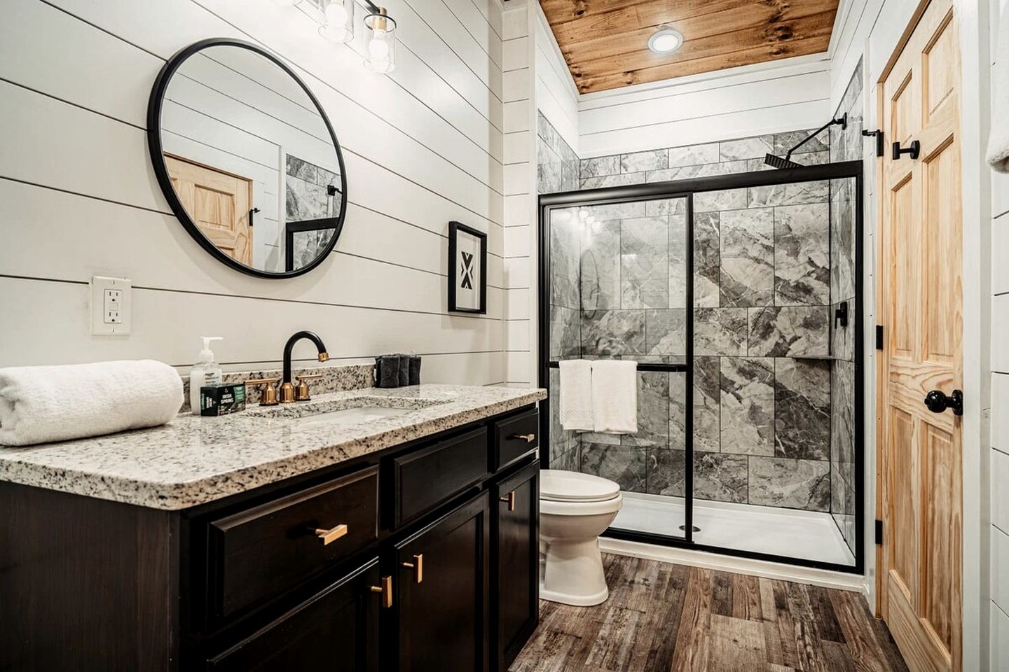 Stylish Pigeon Forge Cabin with Hot Tub & Resort Amenities near Gatlinburg Golf Course, TN