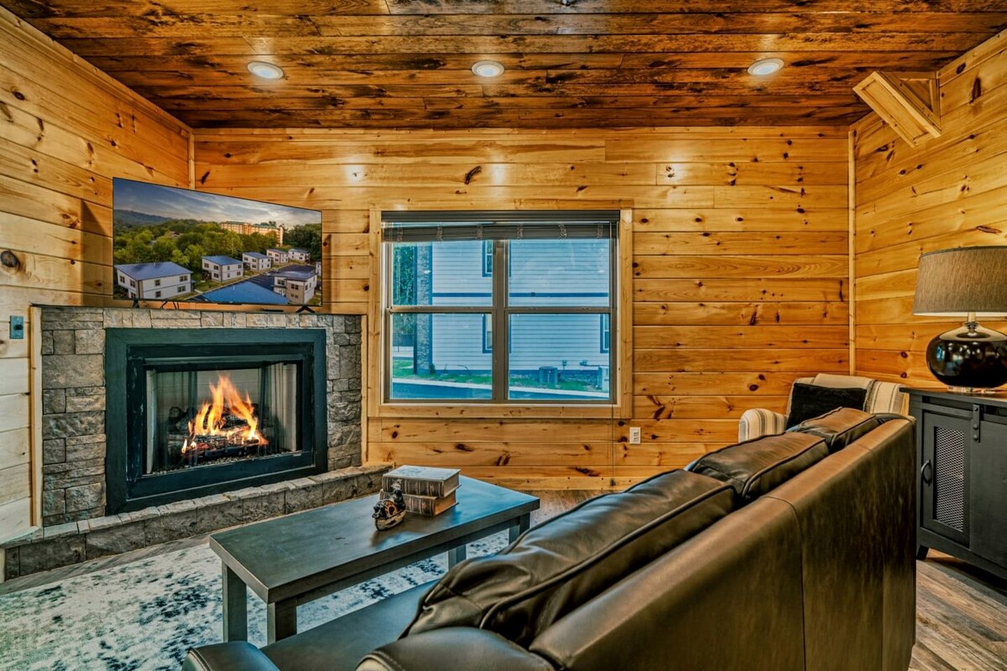 Stylish Pigeon Forge Cabin with Hot Tub & Resort Amenities near Gatlinburg Golf Course, TN