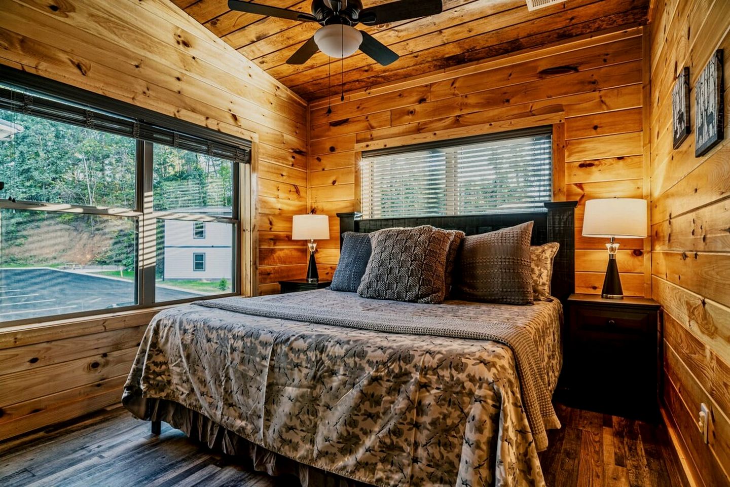 Stylish Pigeon Forge Cabin with Hot Tub & Resort Amenities near Gatlinburg Golf Course, TN
