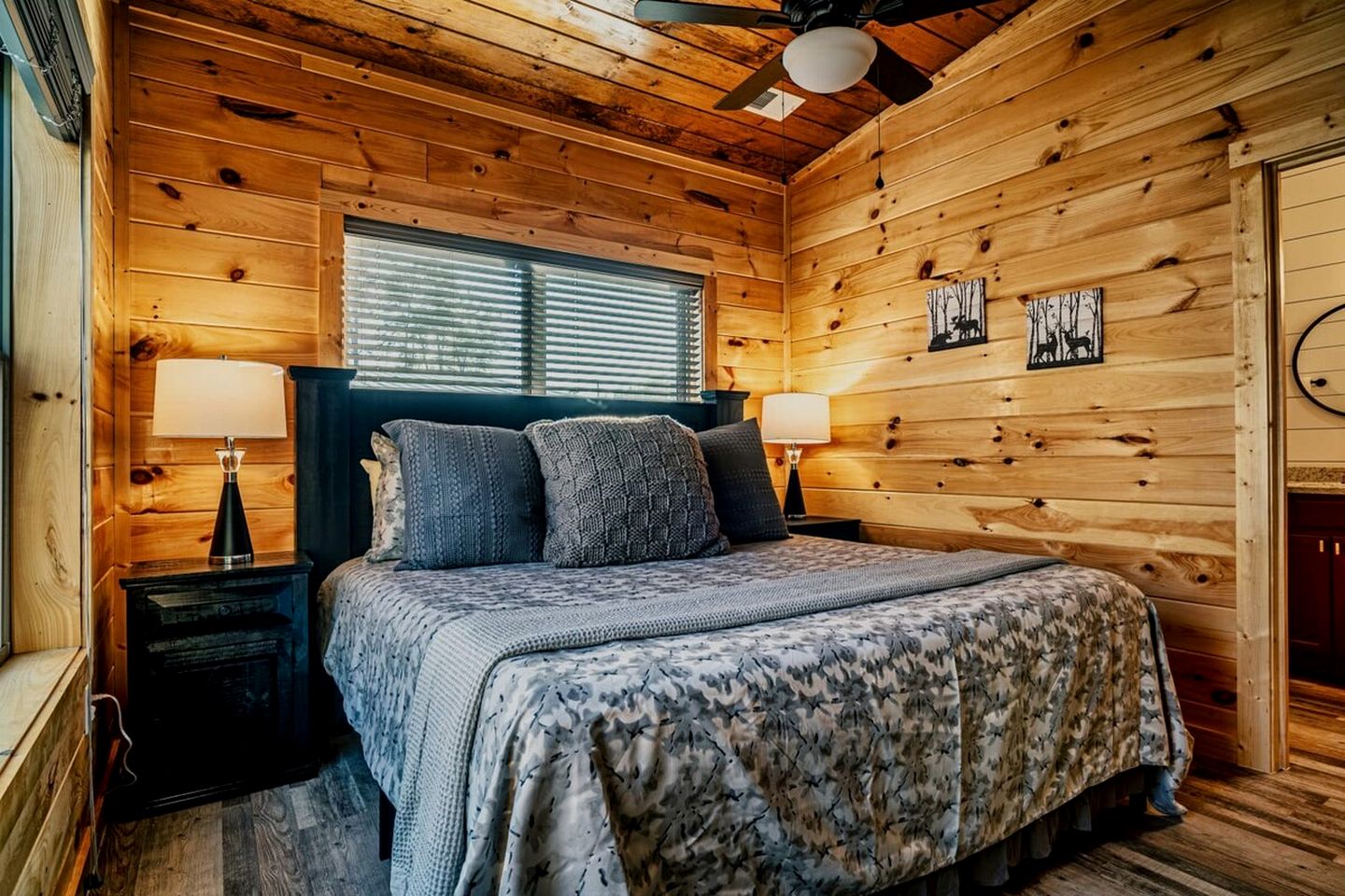 Stylish Pigeon Forge Cabin with Hot Tub & Resort Amenities near Gatlinburg Golf Course, TN