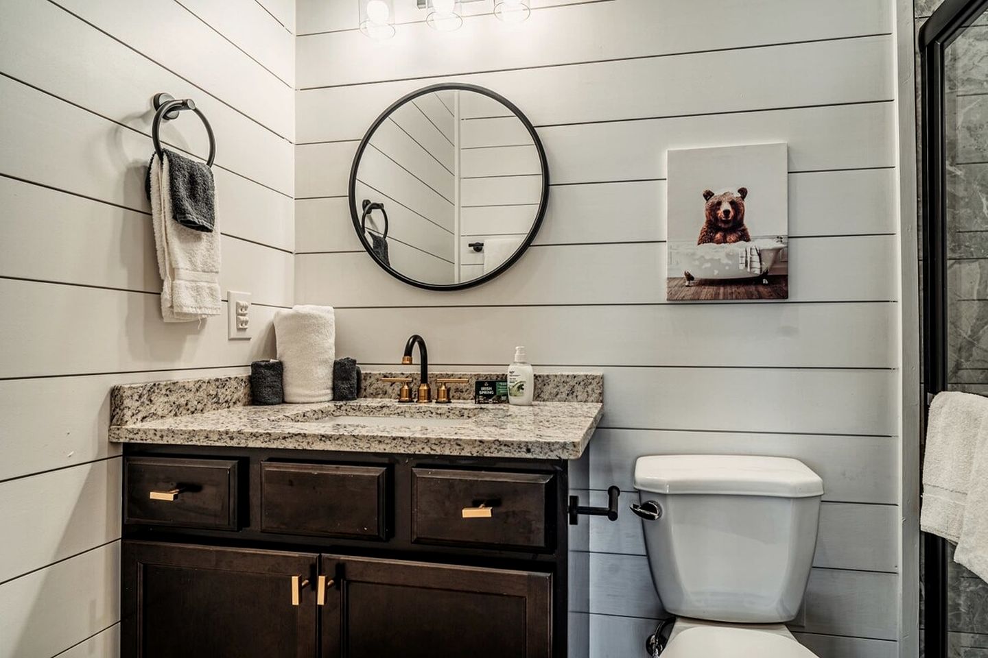 Stylish Pigeon Forge Cabin with Hot Tub & Resort Amenities near Gatlinburg Golf Course, TN