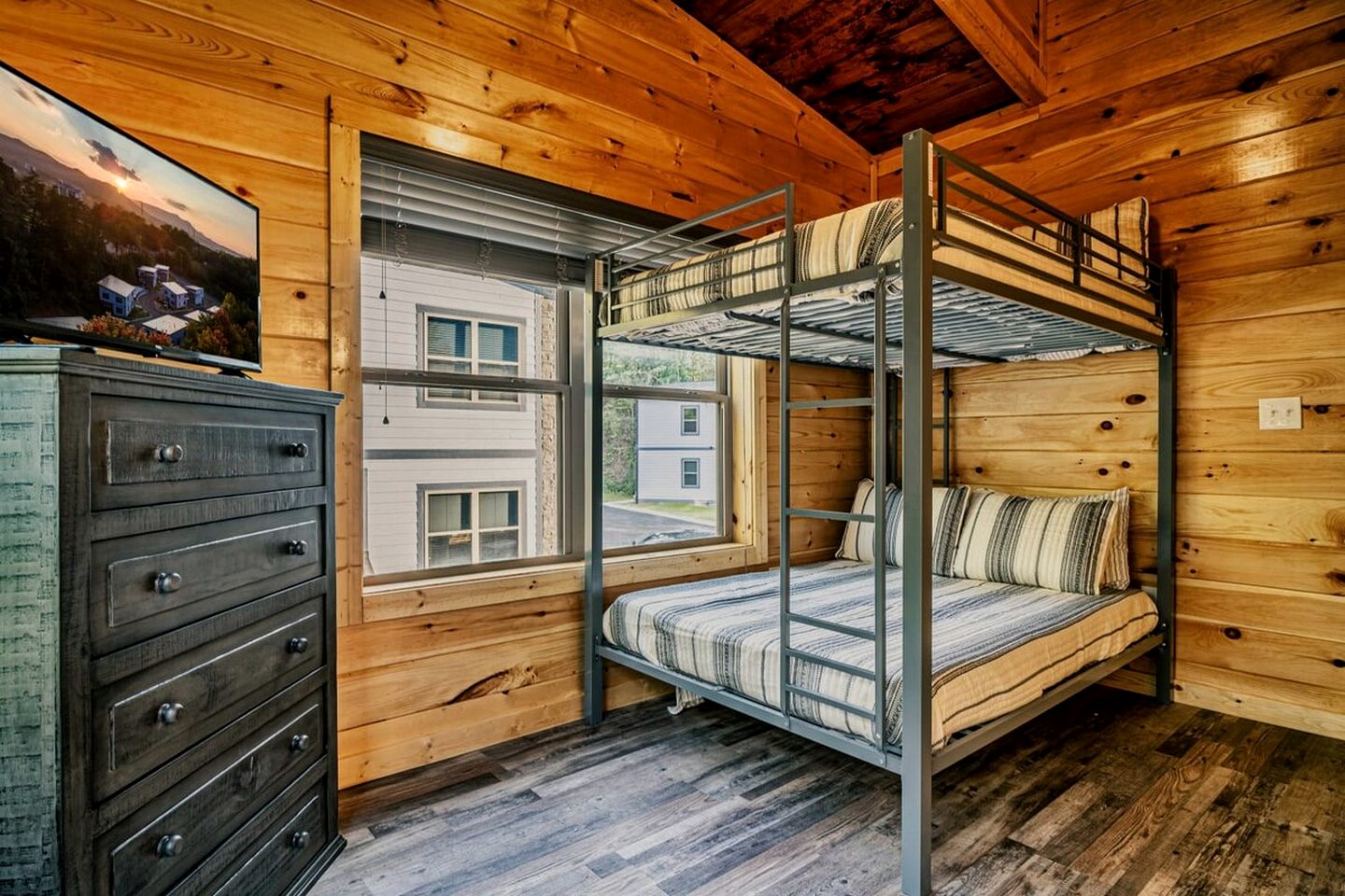 Stylish Pigeon Forge Cabin with Hot Tub & Resort Amenities near Gatlinburg Golf Course, TN