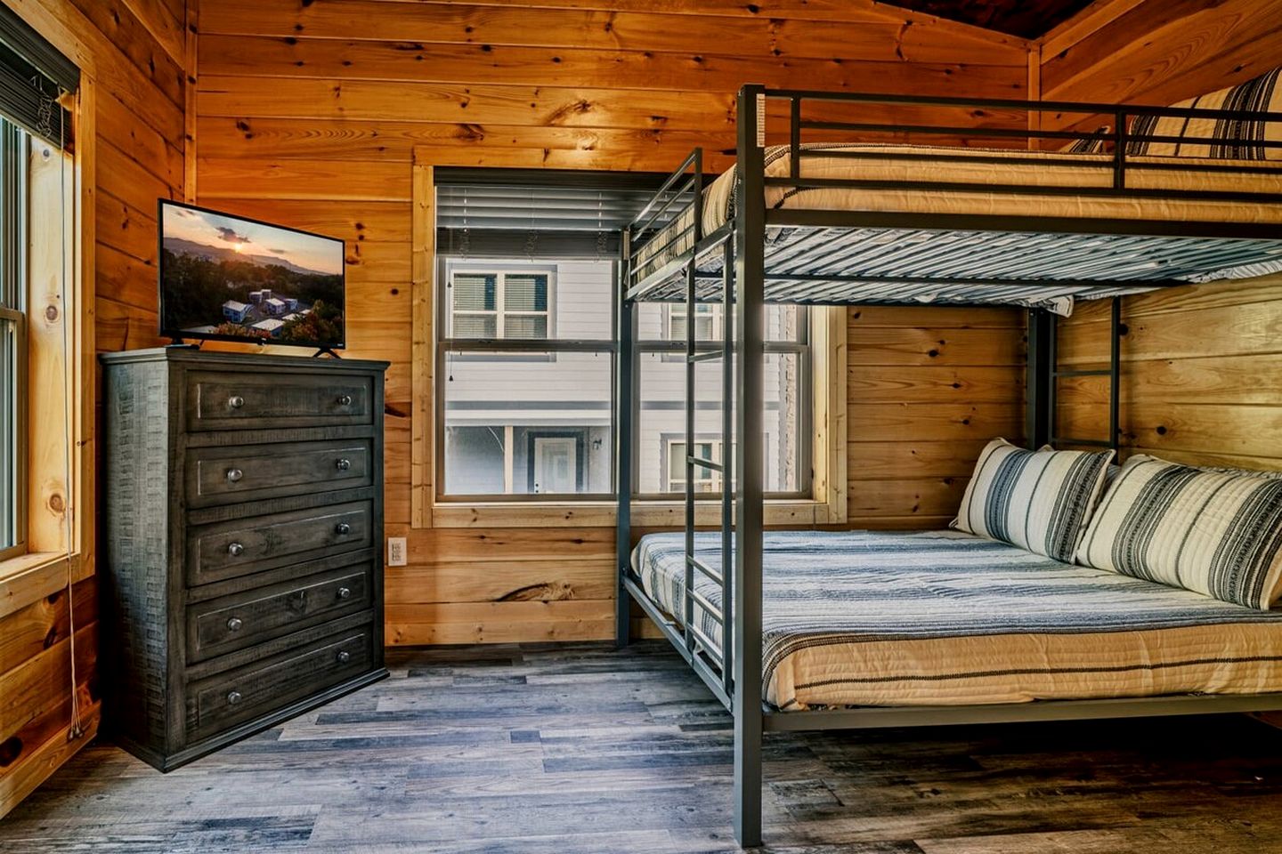 Stylish Pigeon Forge Cabin with Hot Tub & Resort Amenities near Gatlinburg Golf Course, TN