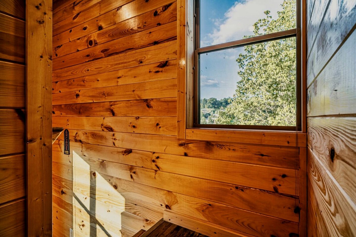 Stylish Pigeon Forge Cabin with Hot Tub & Resort Amenities near Gatlinburg Golf Course, TN