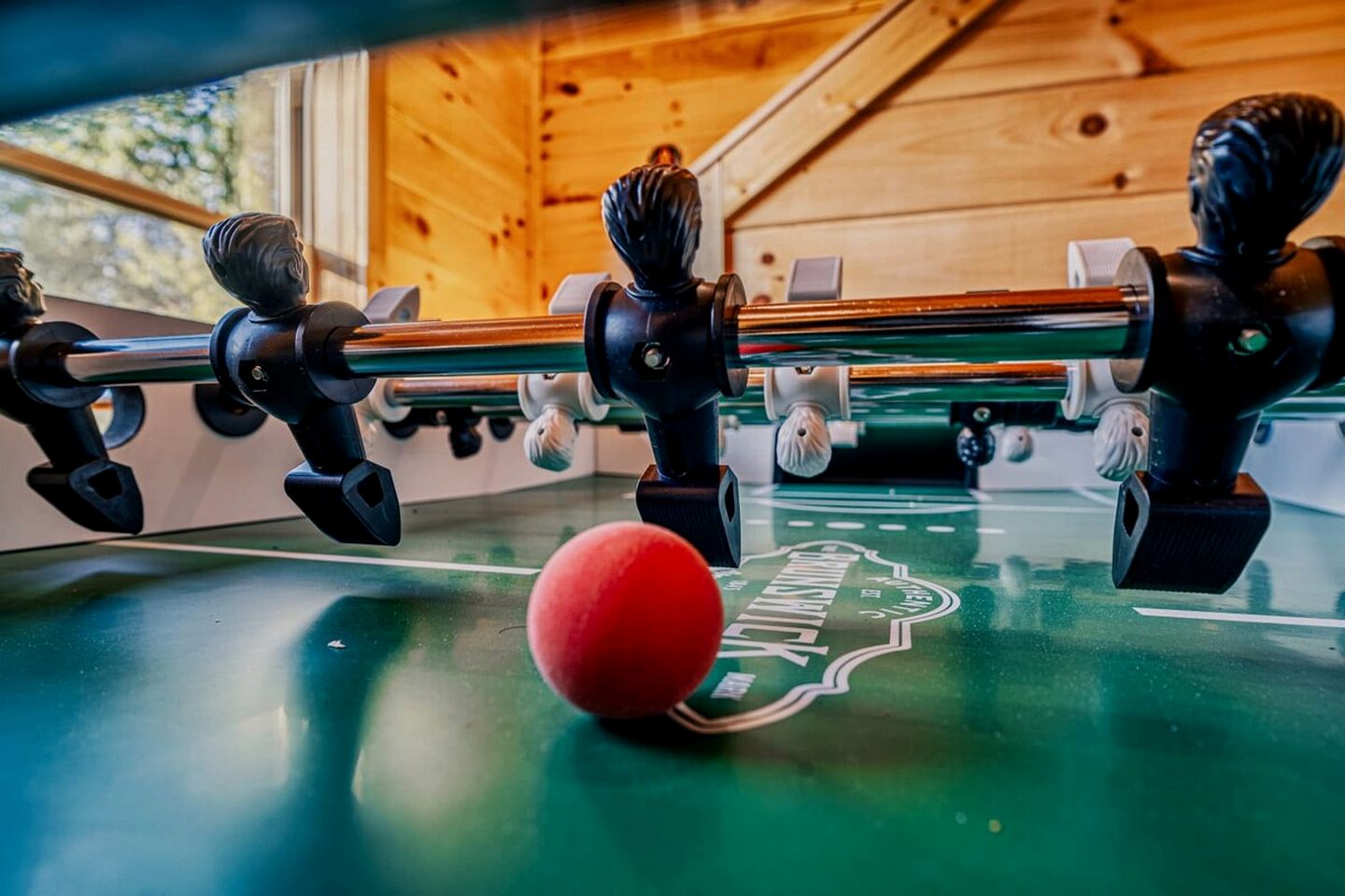 Stylish Pigeon Forge Cabin with Hot Tub & Resort Amenities near Gatlinburg Golf Course, TN