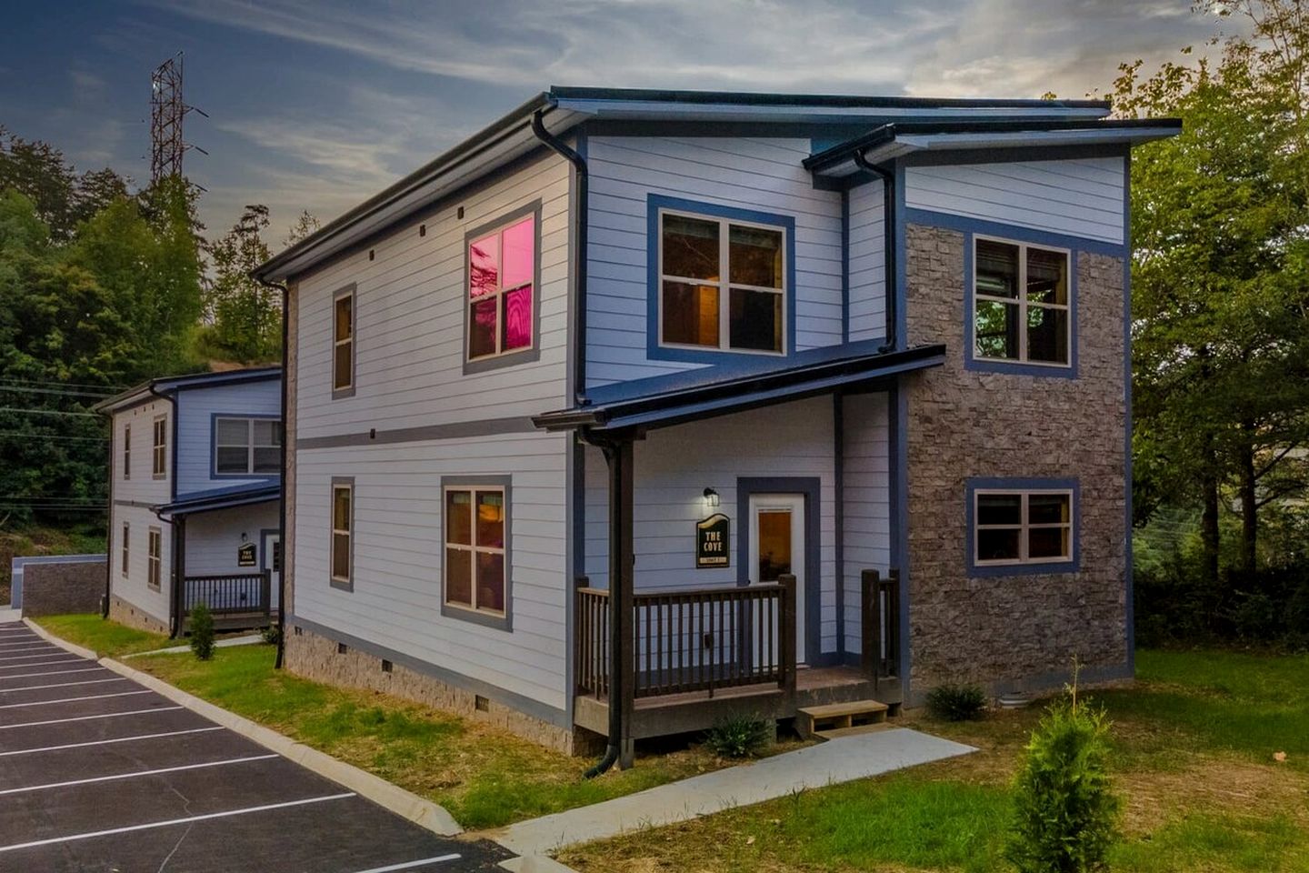 Stylish Pigeon Forge Cabin with Hot Tub & Resort Amenities near Gatlinburg Golf Course, TN