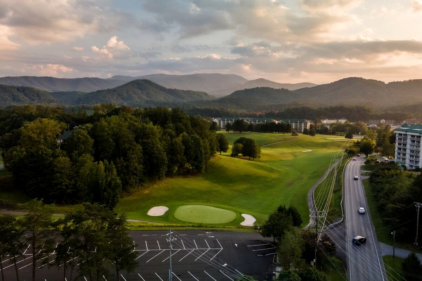 Stylish Pigeon Forge Cabin with Hot Tub & Resort Amenities near Gatlinburg Golf Course, TN