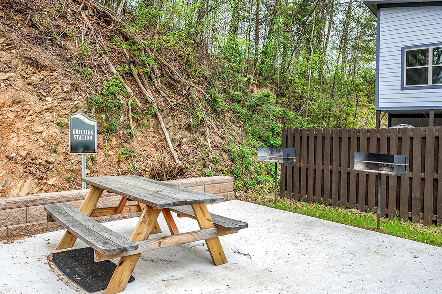 Stylish Pigeon Forge Cabin with Hot Tub, Pool & Dog Park near Dollywood and Gatlinburg, TN