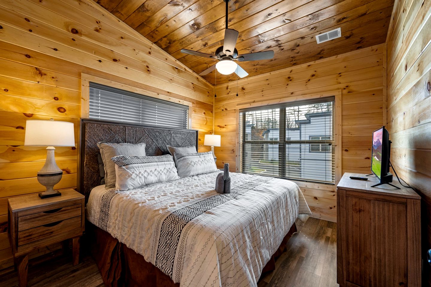 Stylish Pigeon Forge Cabin with Hot Tub, Pool & Dog Park near Dollywood and Gatlinburg, TN