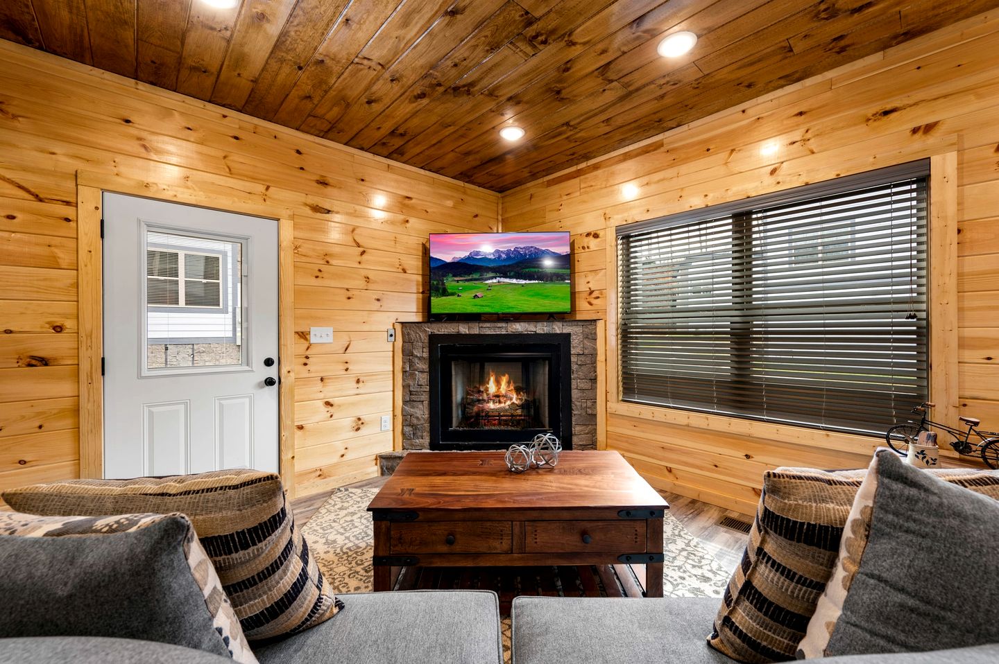 Stylish Pigeon Forge Cabin with Hot Tub, Pool & Dog Park near Dollywood and Gatlinburg, TN