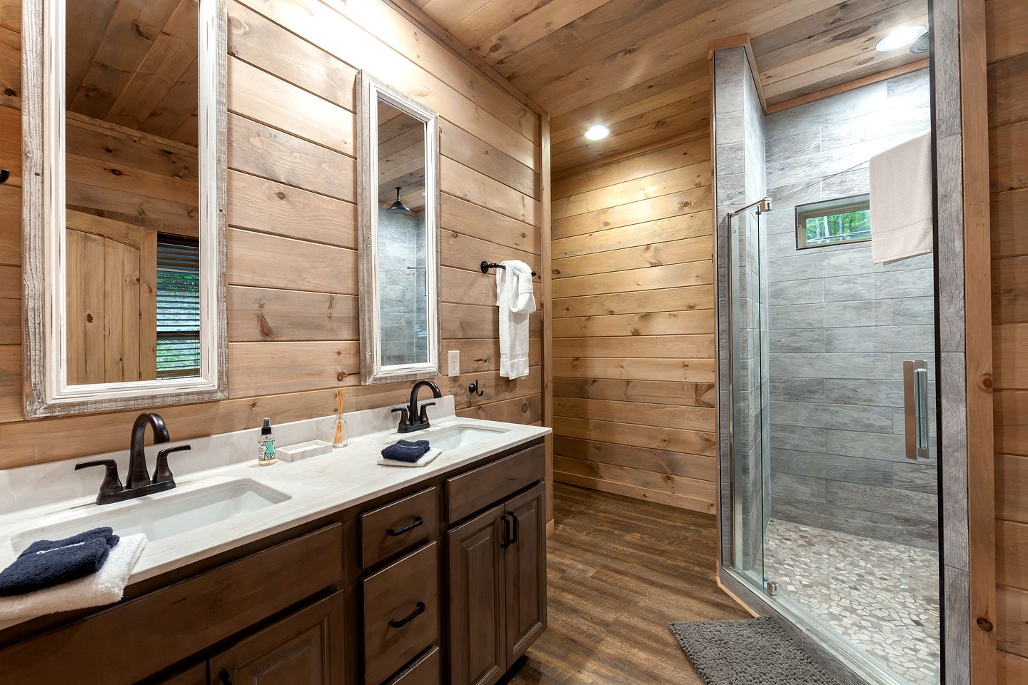 Modern Cabin Rental for 8 with Hot Tub- Ideal for Glamping in the Great Smoky Mountains