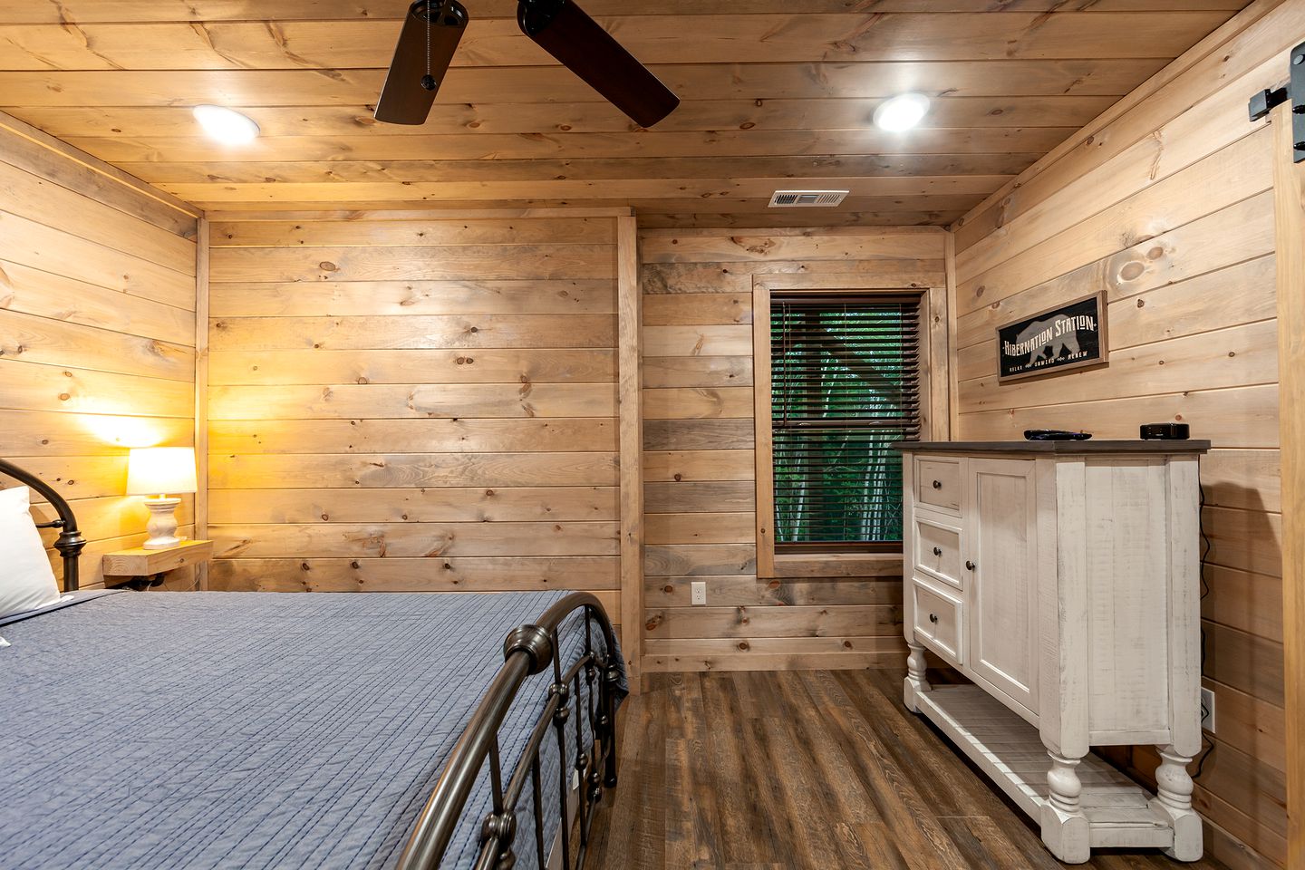Modern Cabin Rental for 8 with Hot Tub- Ideal for Glamping in the Great Smoky Mountains