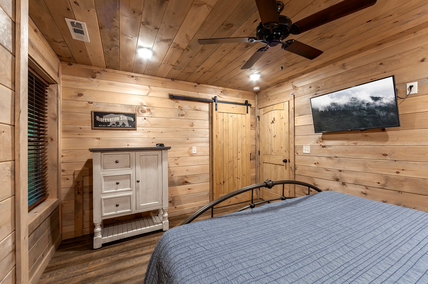 Modern Cabin Rental for 8 with Hot Tub- Ideal for Glamping in the Great Smoky Mountains