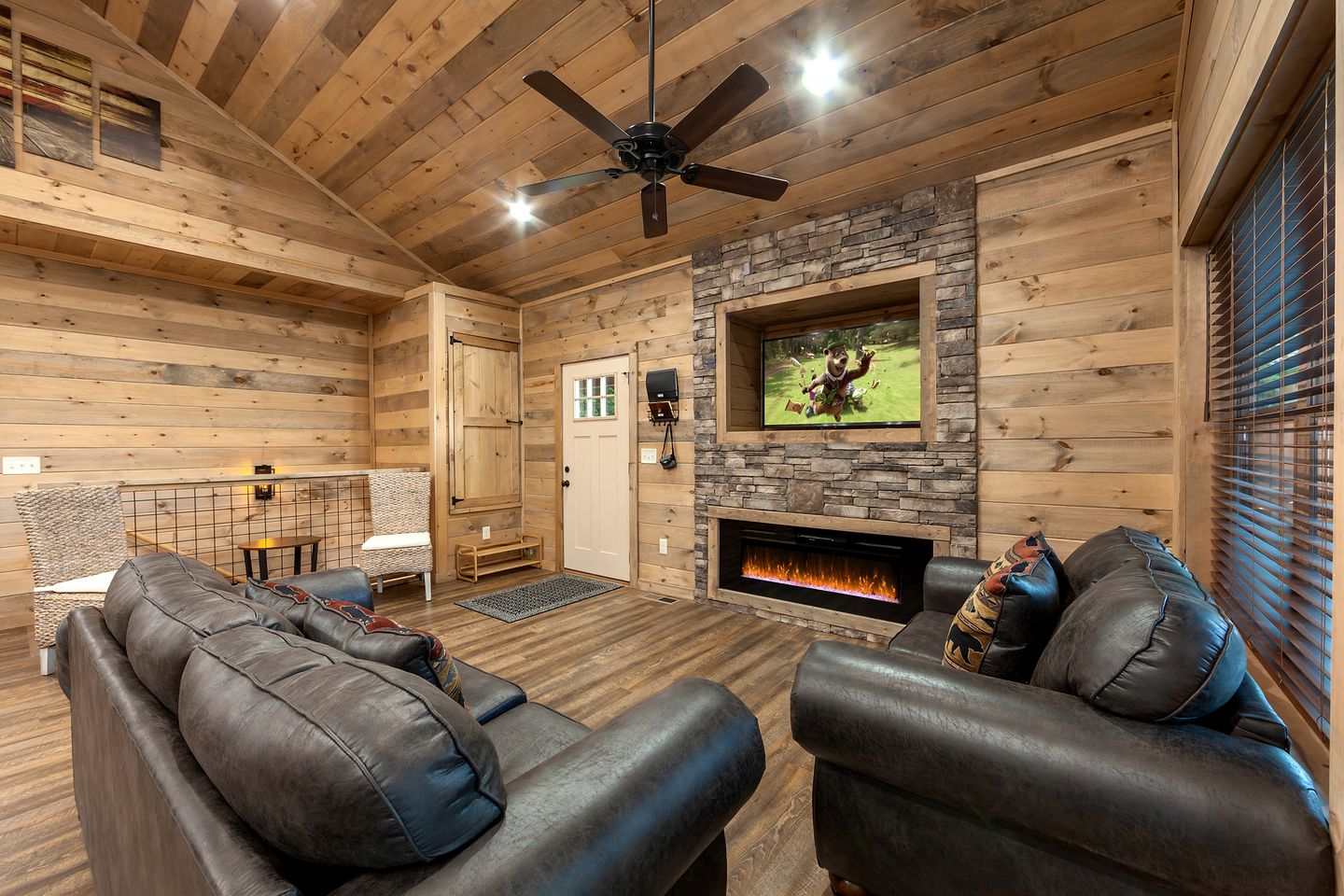 Modern Cabin Rental for 8 with Hot Tub- Ideal for Glamping in the Great Smoky Mountains