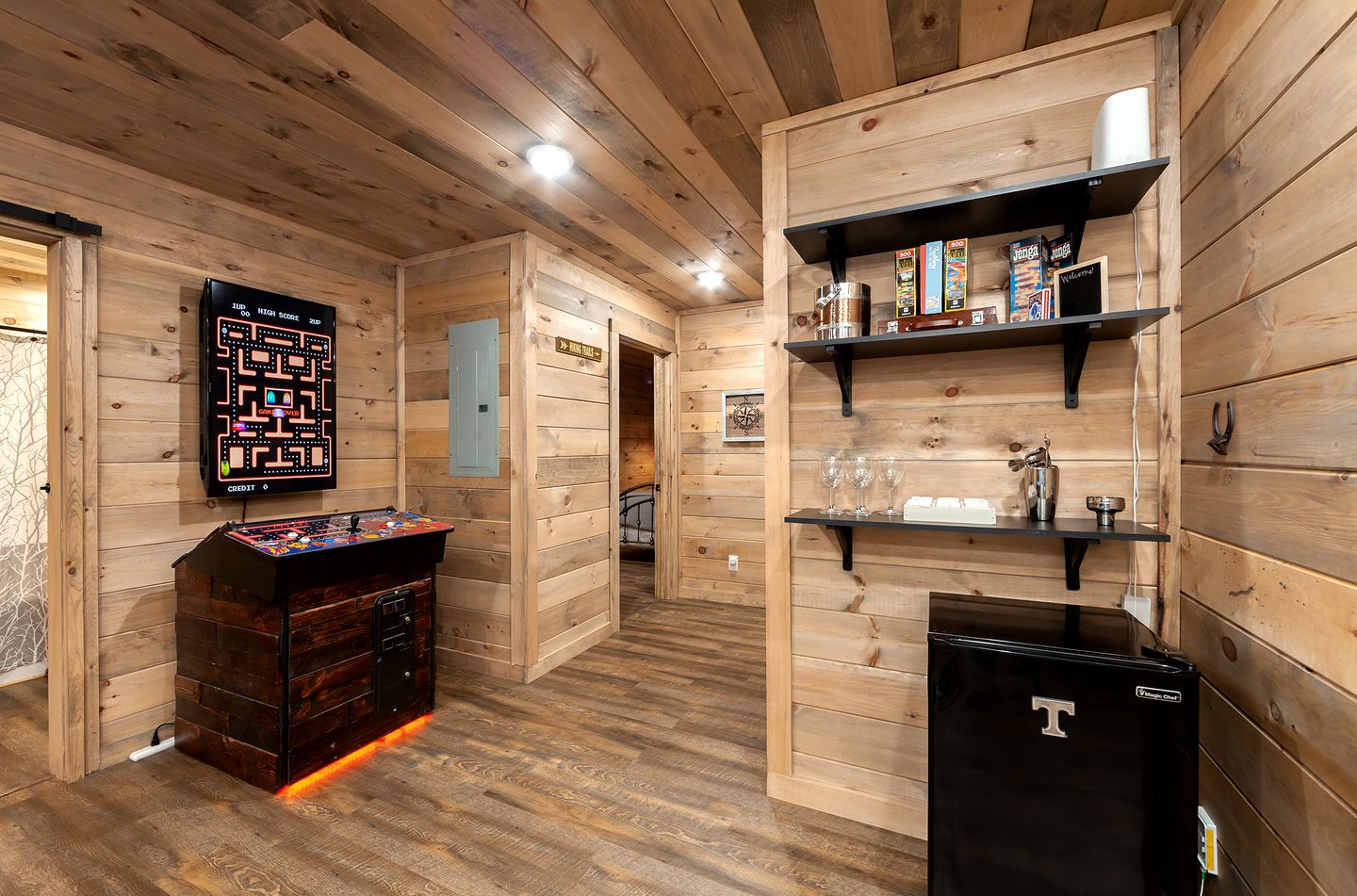 Modern Cabin Rental for 8 with Hot Tub- Ideal for Glamping in the Great Smoky Mountains