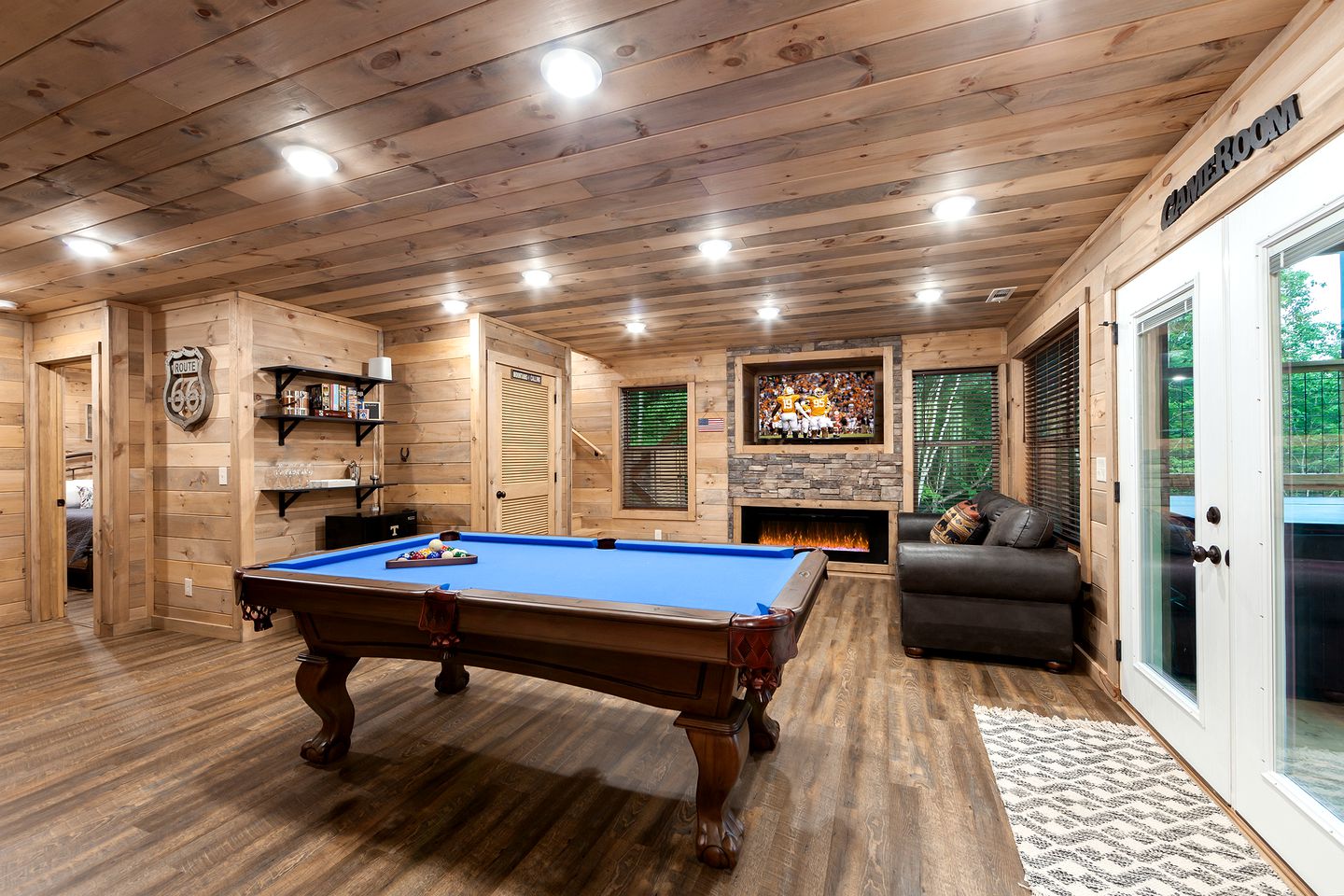 Modern Cabin Rental for 8 with Hot Tub- Ideal for Glamping in the Great Smoky Mountains