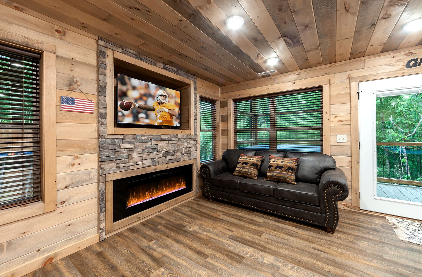 Modern Cabin Rental for 8 with Hot Tub- Ideal for Glamping in the Great Smoky Mountains