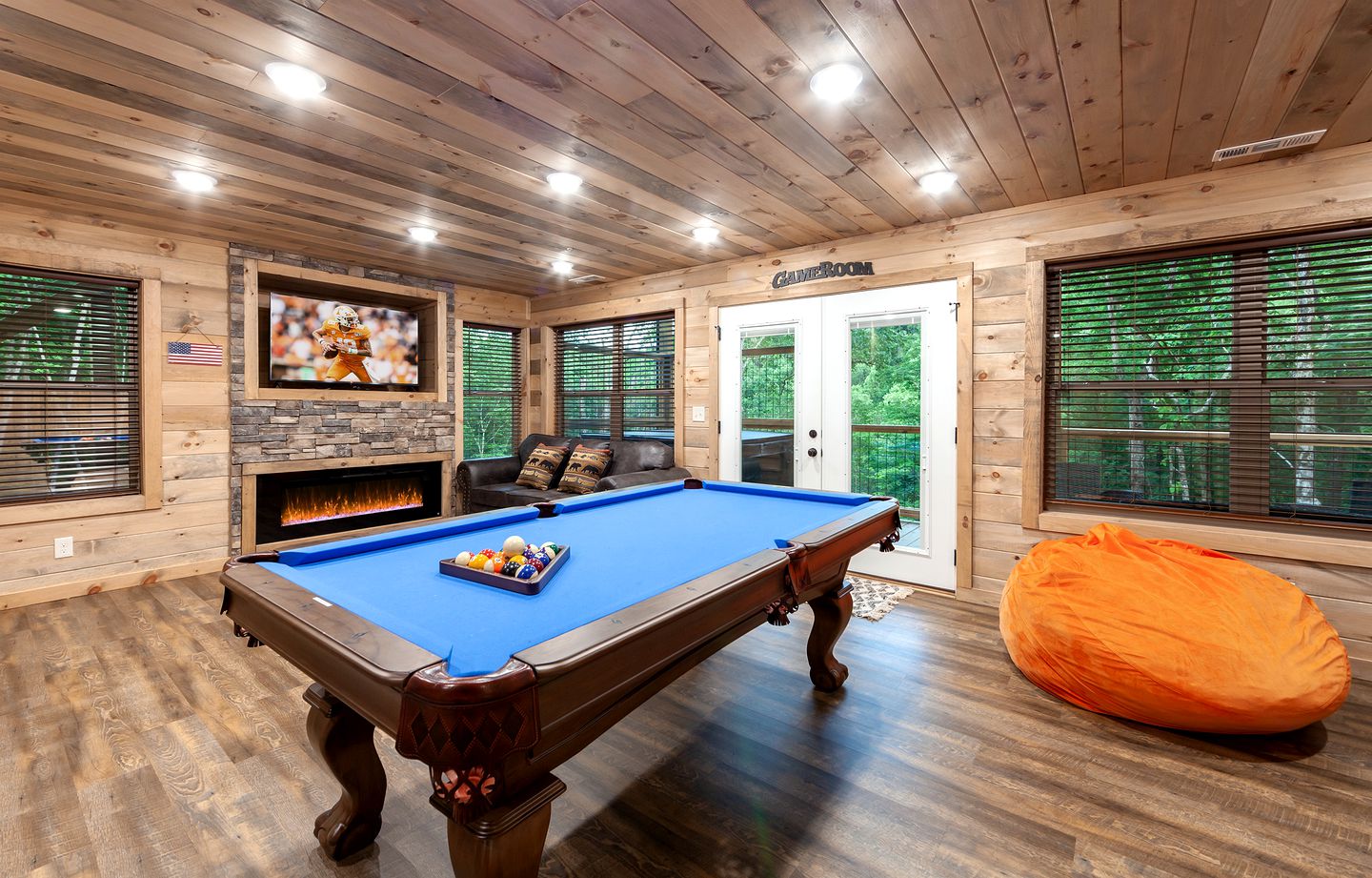 Modern Cabin Rental for 8 with Hot Tub- Ideal for Glamping in the Great Smoky Mountains