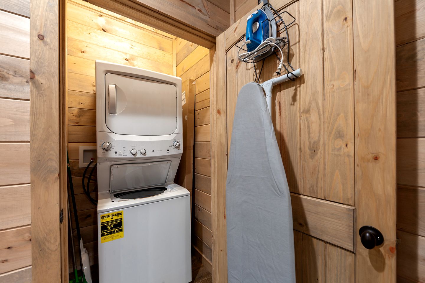 Modern Cabin Rental for 8 with Hot Tub- Ideal for Glamping in the Great Smoky Mountains