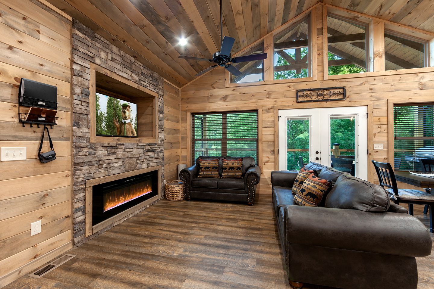 Modern Cabin Rental for 8 with Hot Tub- Ideal for Glamping in the Great Smoky Mountains
