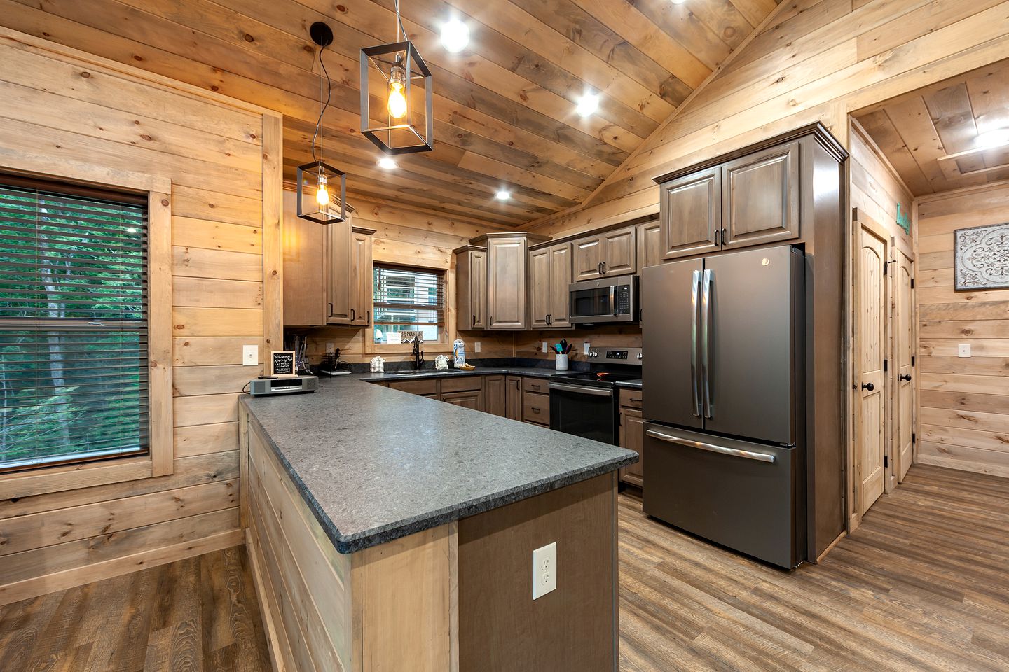 Modern Cabin Rental for 8 with Hot Tub- Ideal for Glamping in the Great Smoky Mountains