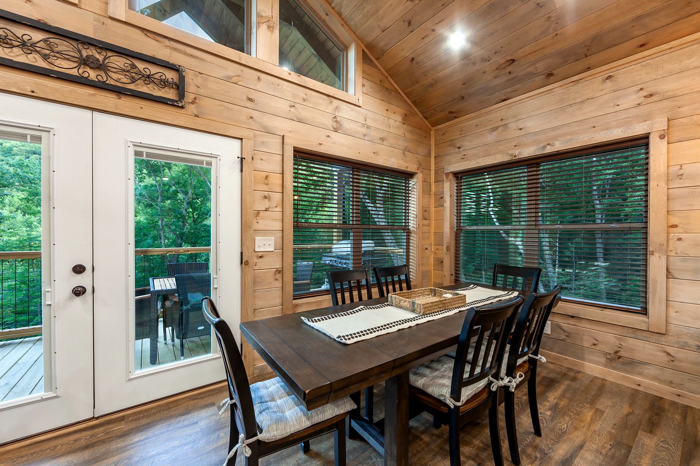 Modern Cabin Rental for 8 with Hot Tub- Ideal for Glamping in the Great Smoky Mountains