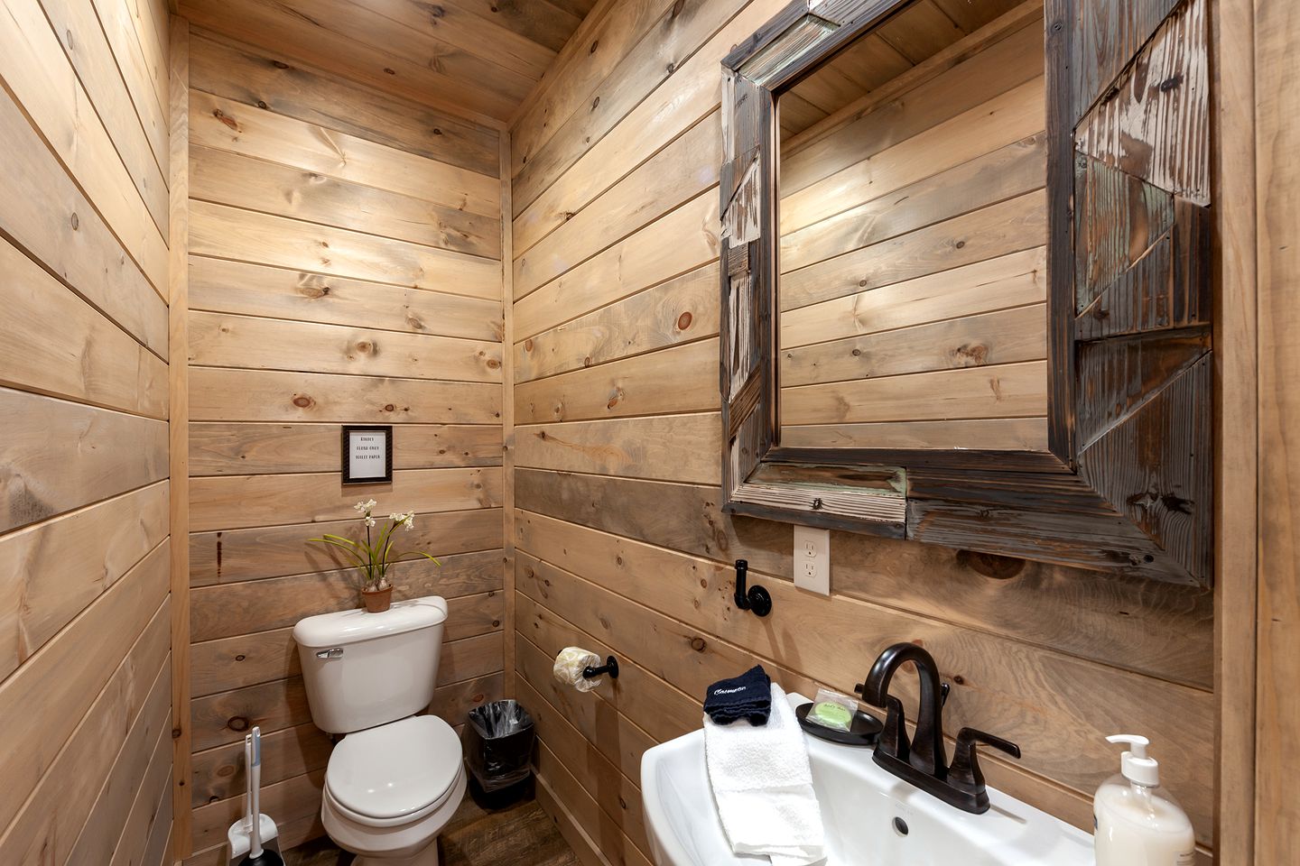 Modern Cabin Rental for 8 with Hot Tub- Ideal for Glamping in the Great Smoky Mountains