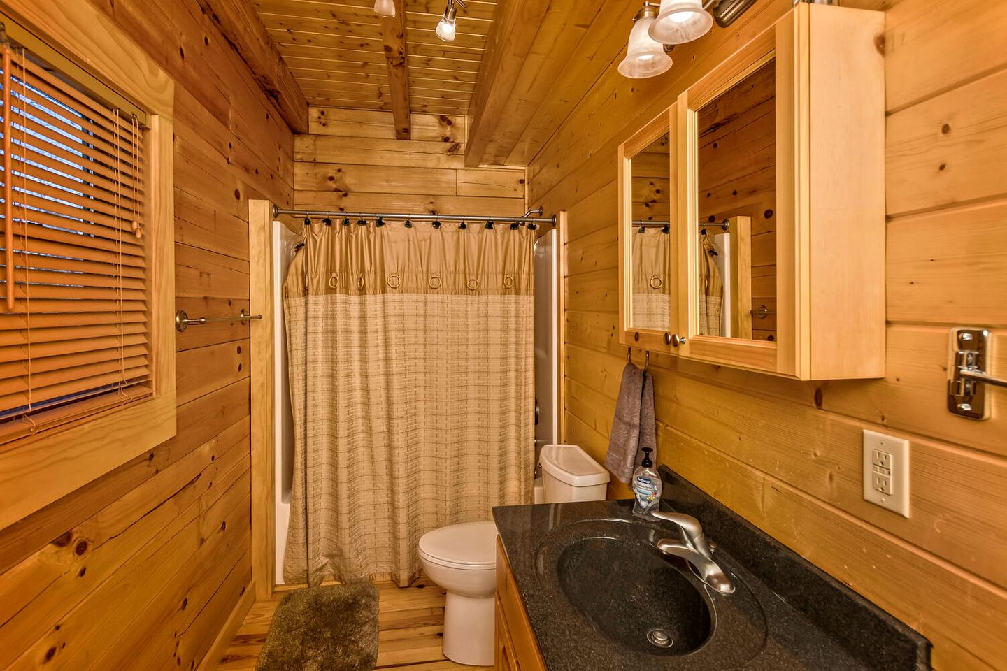 Brand New to VRBO Cabin Mirror lake accessRiverbend at Lake Lure