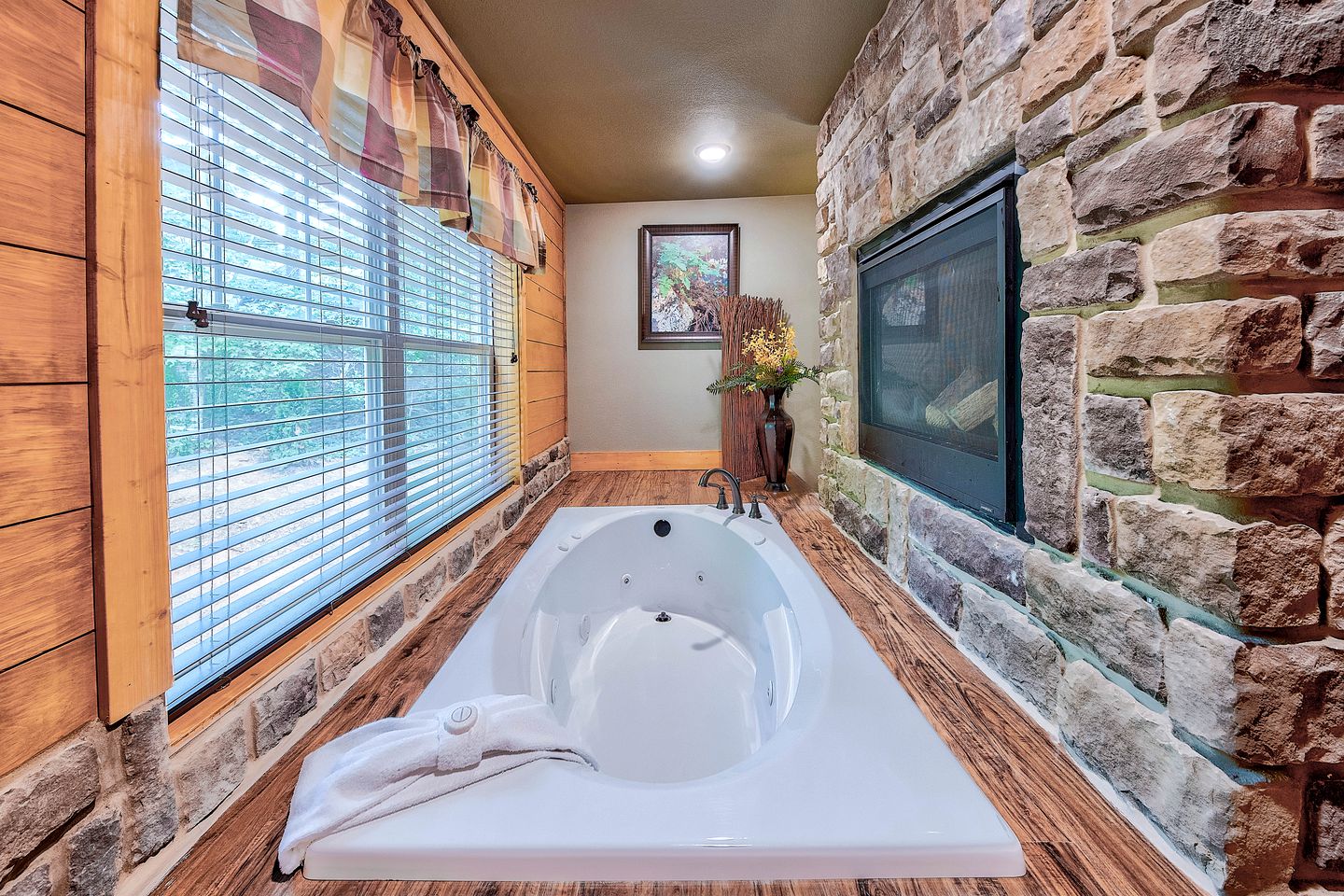 Secluded Cabin with Sauna, Home Theater, Game Room and Outdoor Pool in Gatlinburg, Tennessee