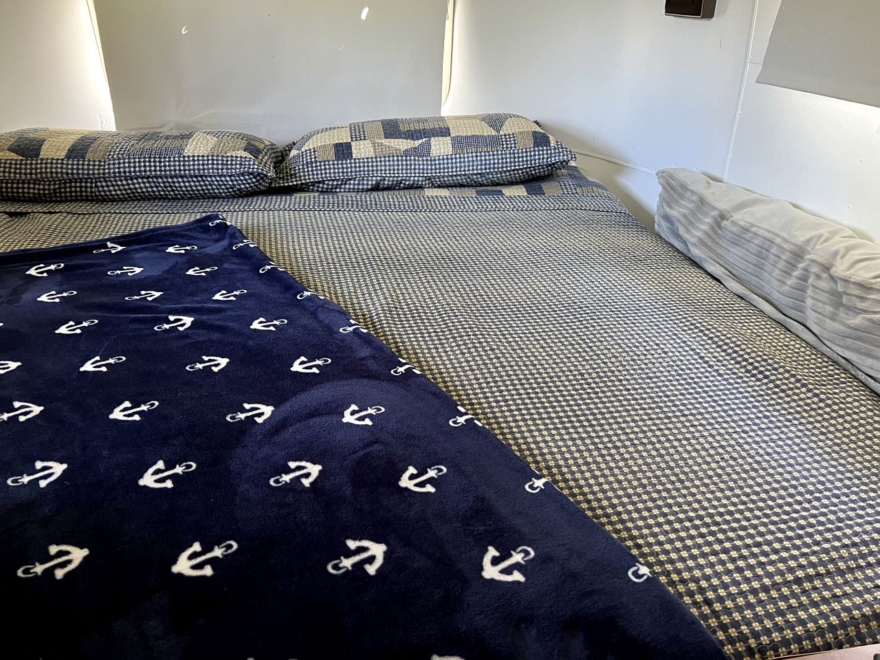 Breathtaking Airstream with Hot-tub and Petting Zoo in Sugar Grove, North Carolina