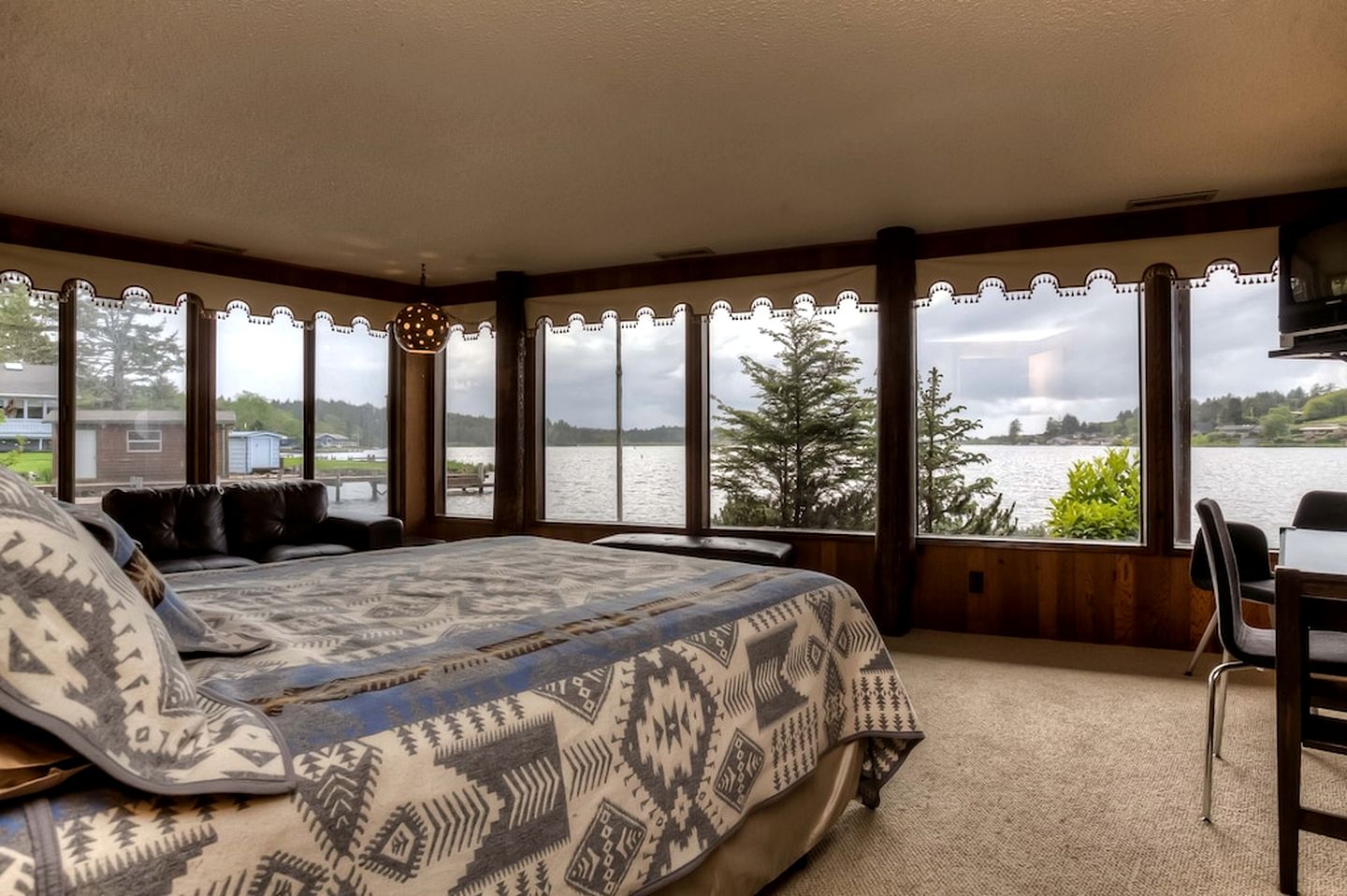 Breathtaking Beach House with Fireplace and Gorgeous Sights in Otis, Oregon