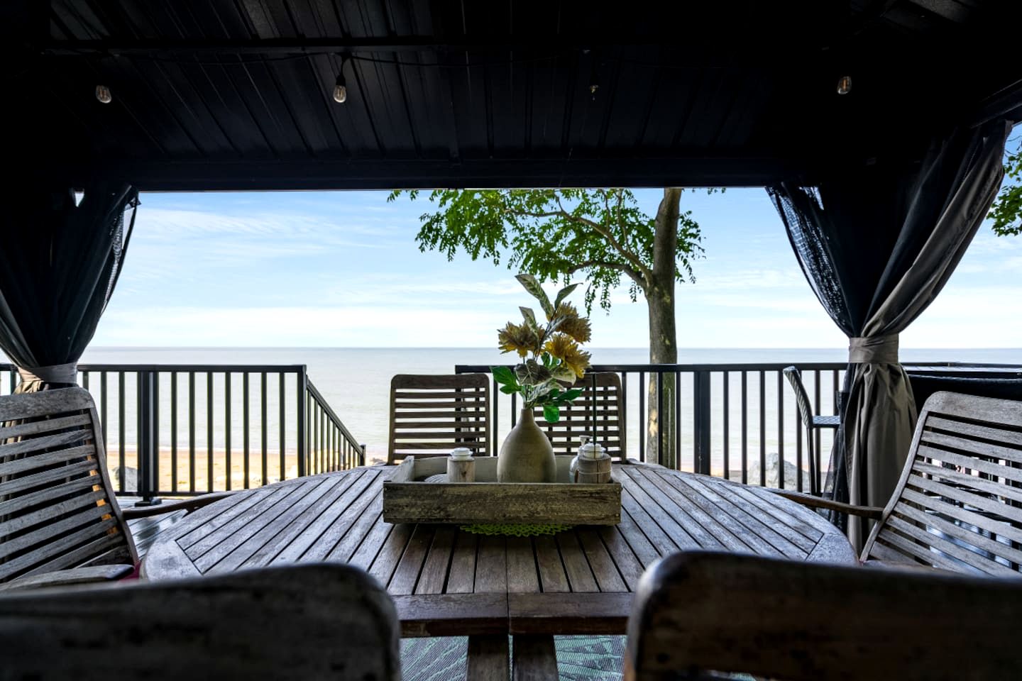 Breathtaking Beachfront Cottage with Nice Sights in Leamington, Ontario