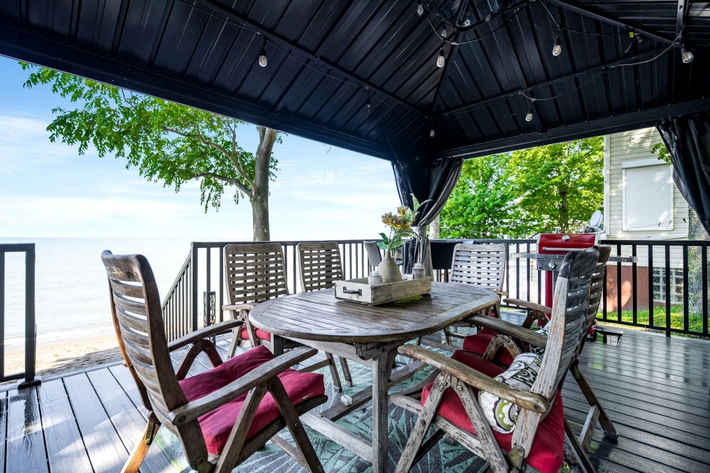 Breathtaking Beachfront Cottage with Nice Sights in Leamington, Ontario