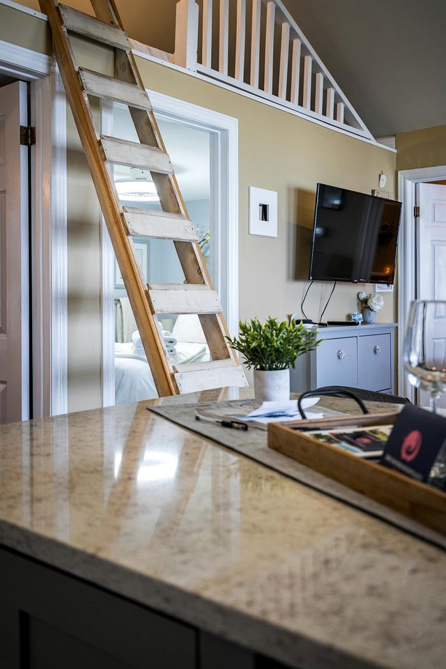 Breathtaking Beachfront Cottage with Nice Sights in Leamington, Ontario