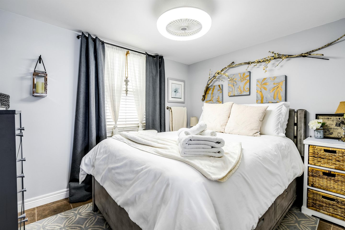 Breathtaking Beachfront Cottage with Nice Sights in Leamington, Ontario