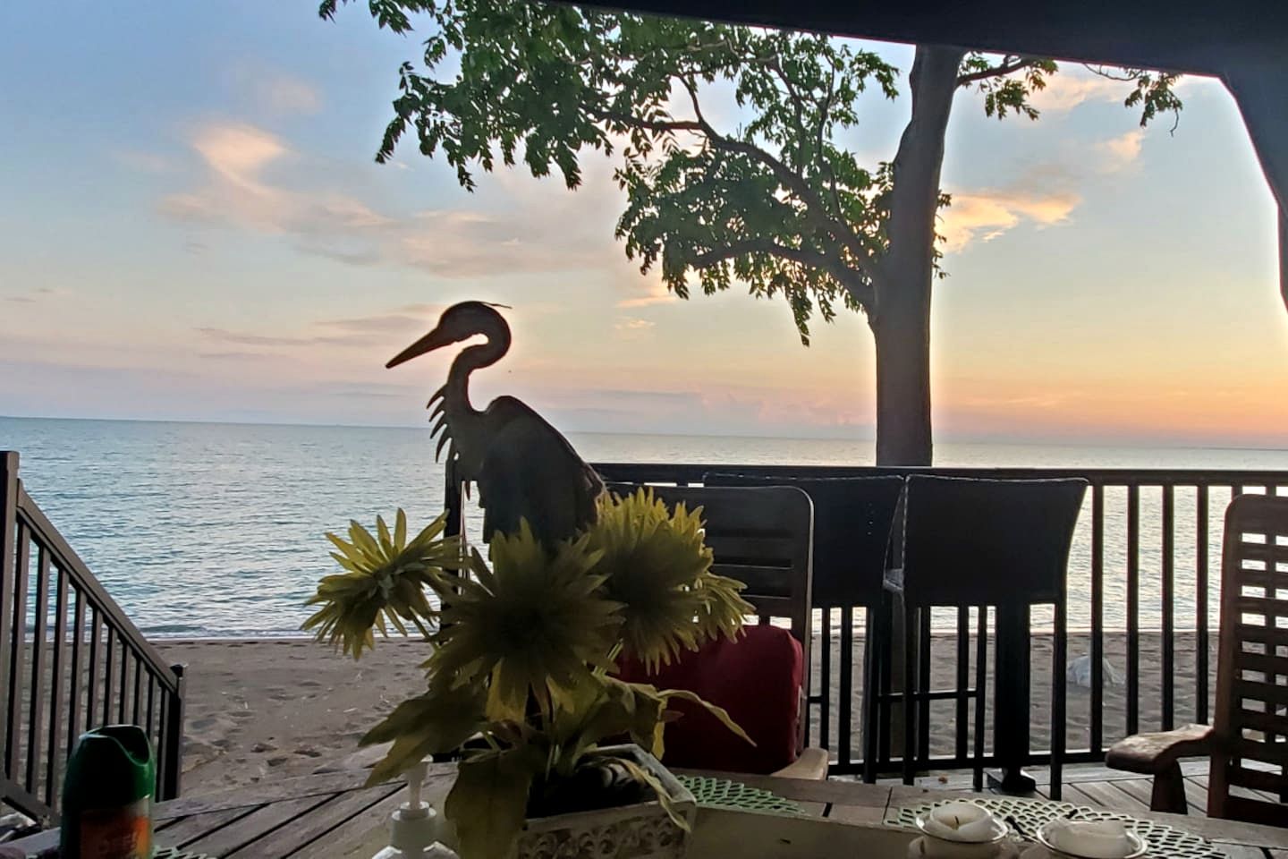 Breathtaking Beachfront Cottage with Nice Sights in Leamington, Ontario