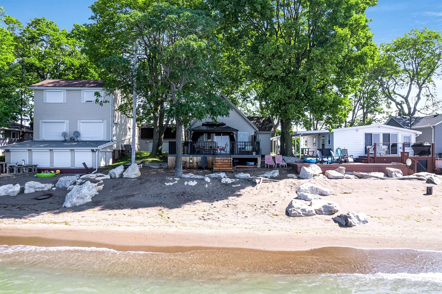 Breathtaking Beachfront Cottage with Nice Sights in Leamington, Ontario