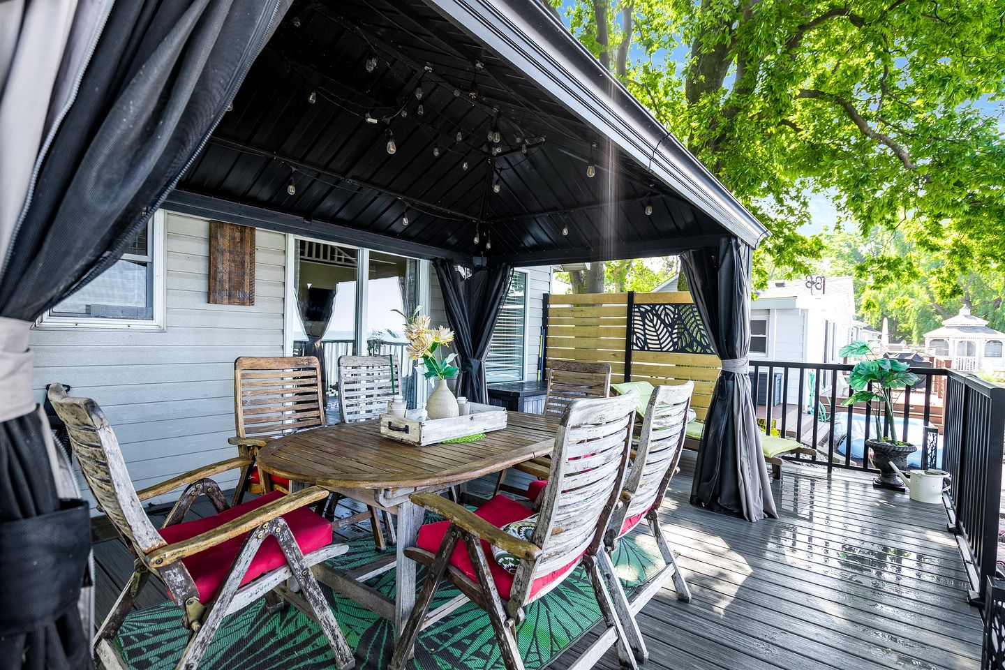 Breathtaking Beachfront Cottage with Nice Sights in Leamington, Ontario