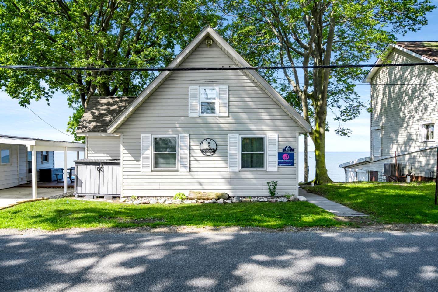 Breathtaking Beachfront Cottage with Nice Sights in Leamington, Ontario