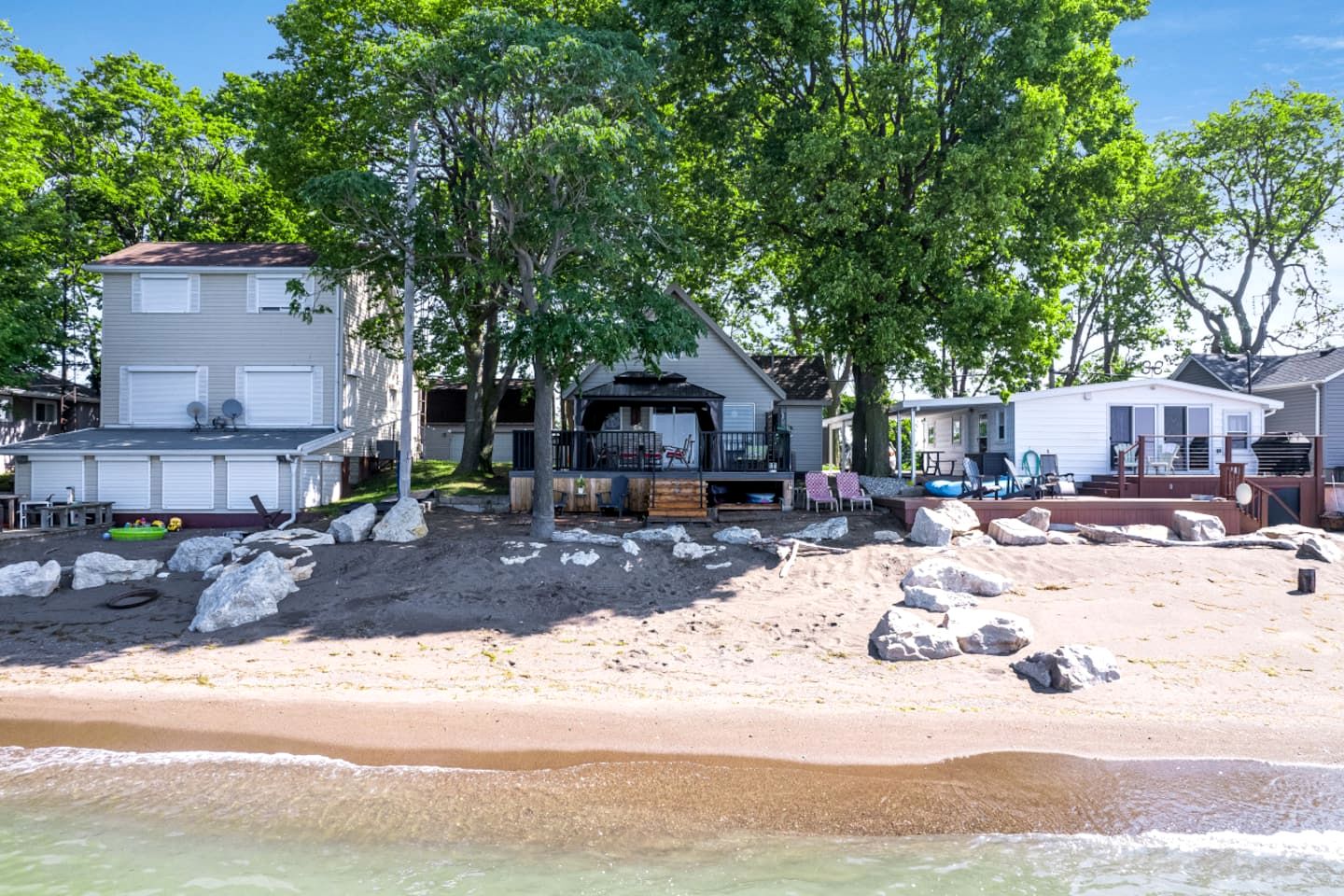 Breathtaking Beachfront Cottage with Nice Sights in Leamington, Ontario