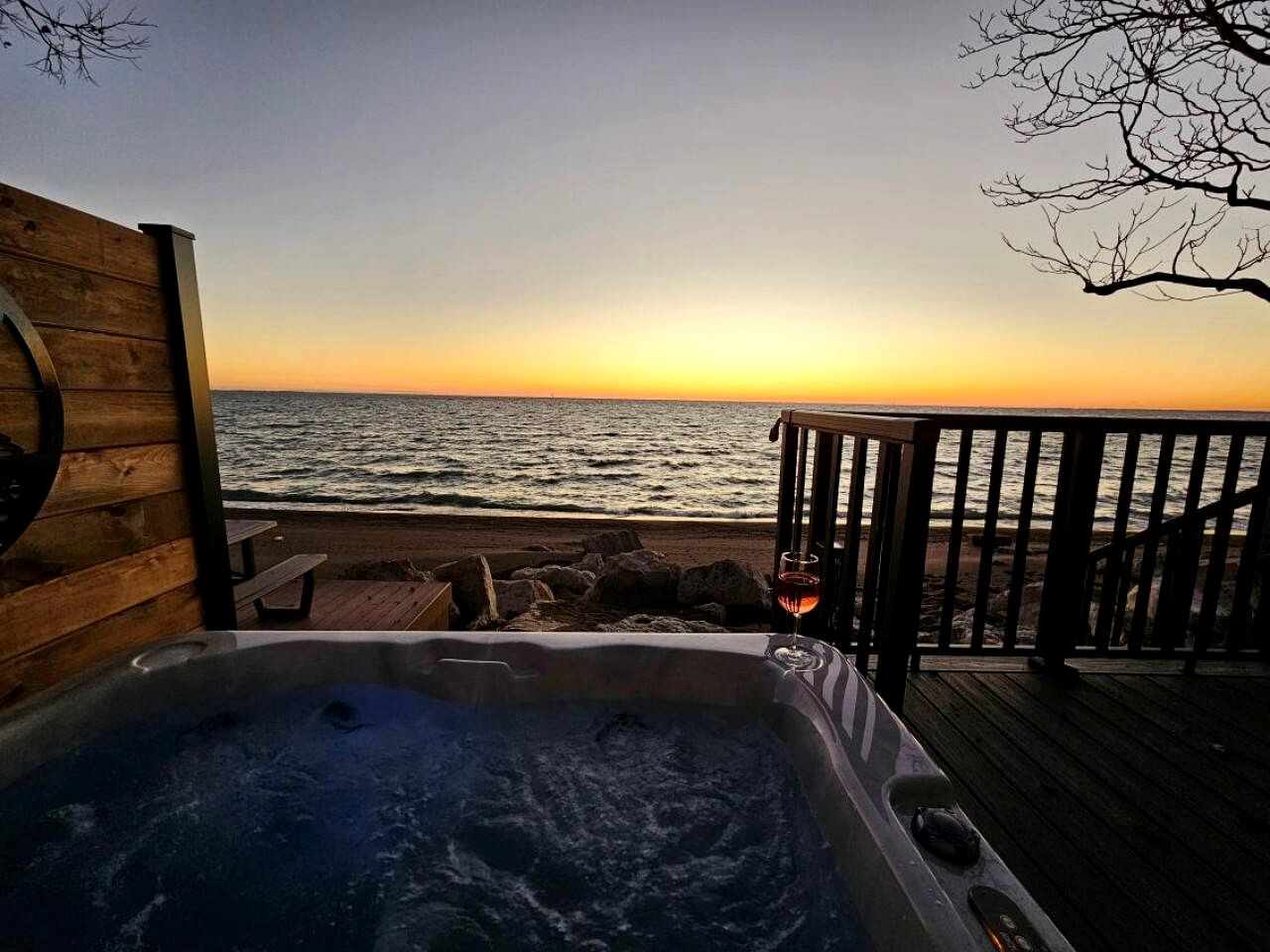 Breathtaking Beachfront Cottage with Nice Sights in Leamington, Ontario