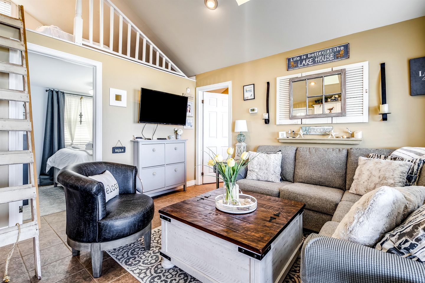 Breathtaking Beachfront Cottage with Nice Sights in Leamington, Ontario