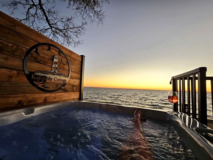 Cottages (Canada, Leamington, Ontario)