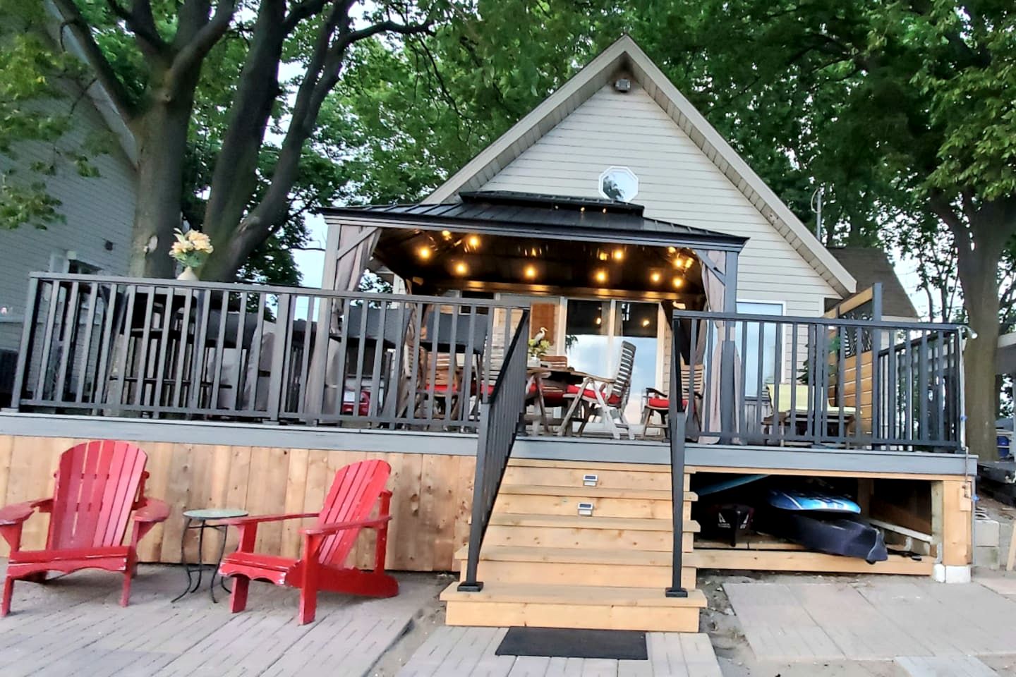 Breathtaking Beachfront Cottage with Nice Sights in Leamington, Ontario