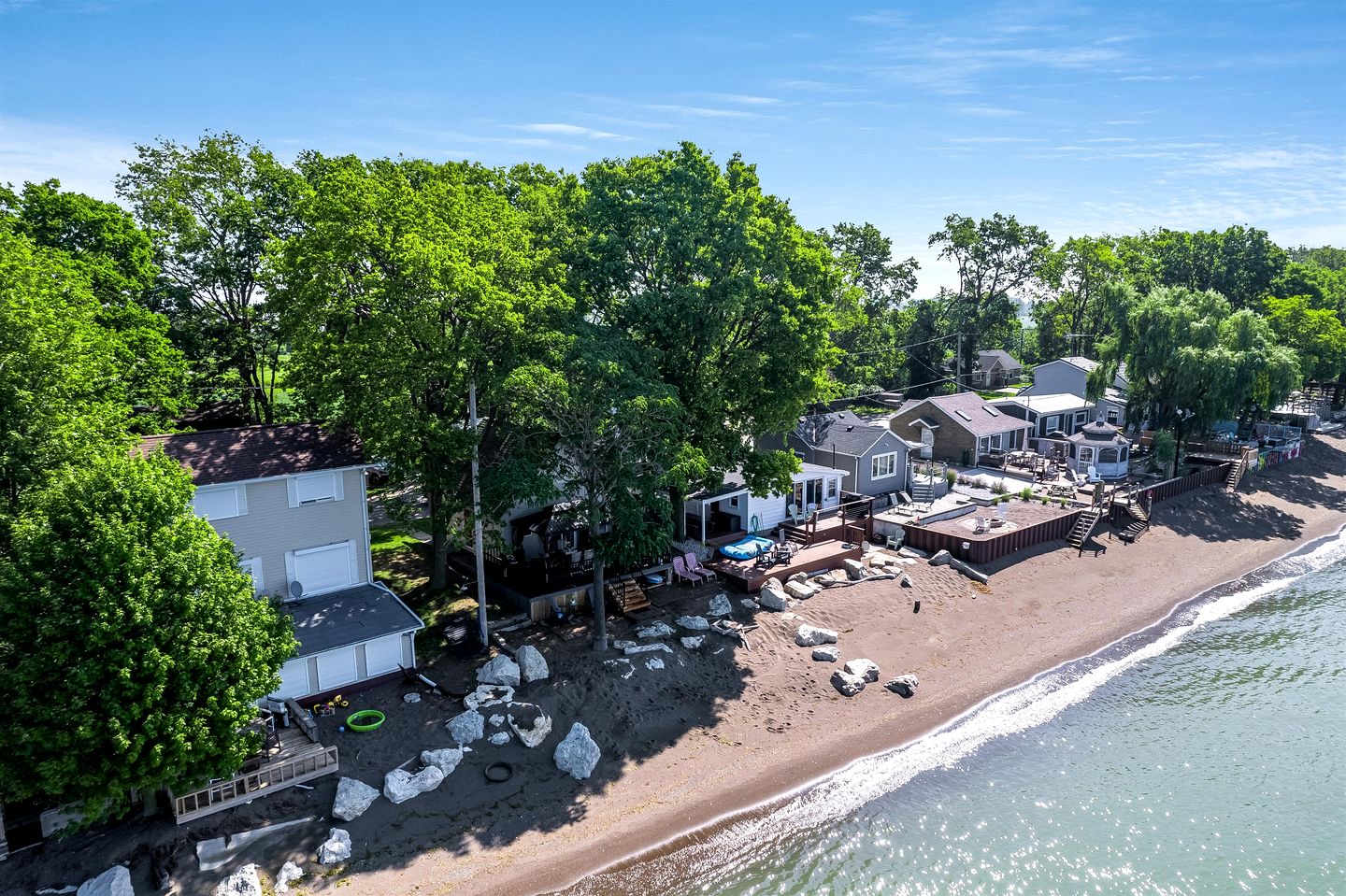 Breathtaking Beachfront Cottage with Nice Sights in Leamington, Ontario