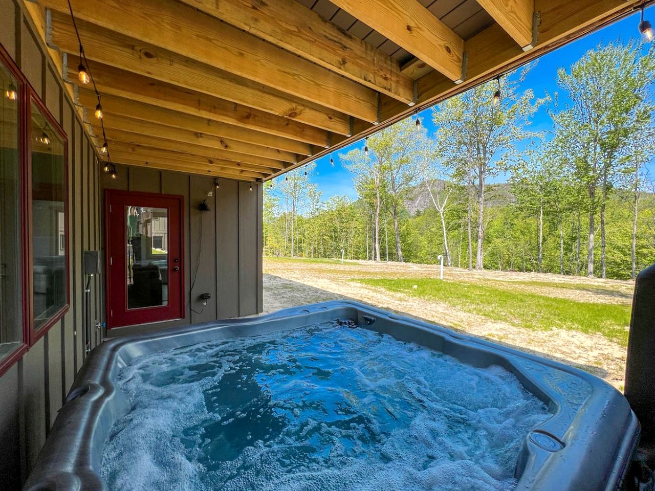 Breathtaking Cabin with Fireplace and Hot-tub in Bartlett, New Hampshire
