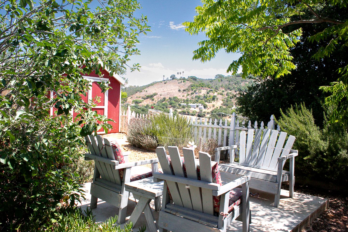 Pet Friendly Breathtaking Cottage with Great Views and Hot-tub in Rainbow, California
