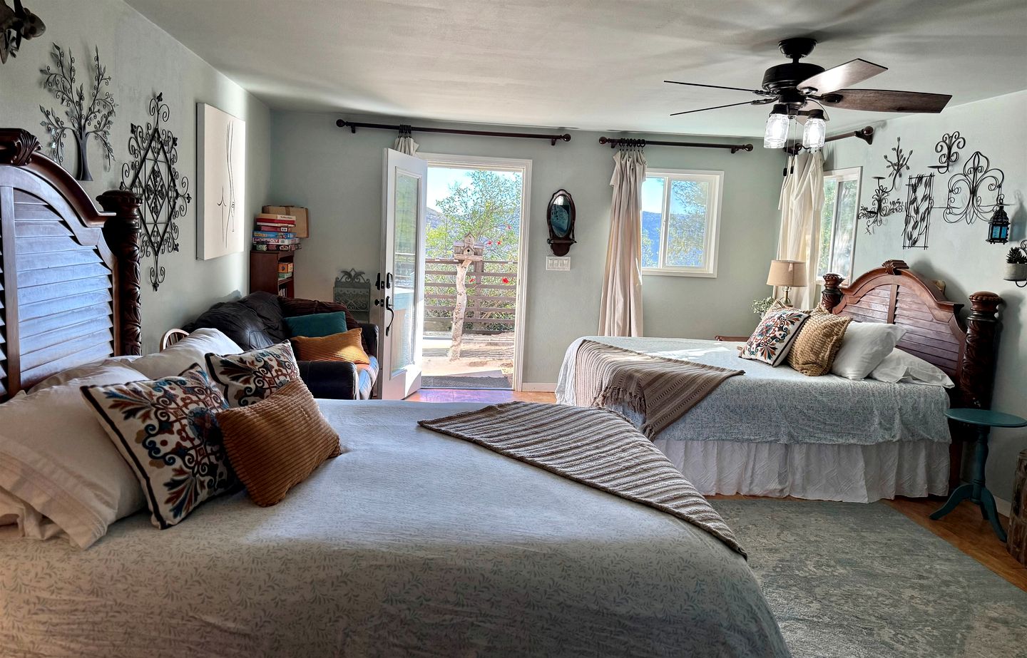 Pet Friendly Breathtaking Cottage with Hot-tub in Rainbow, California