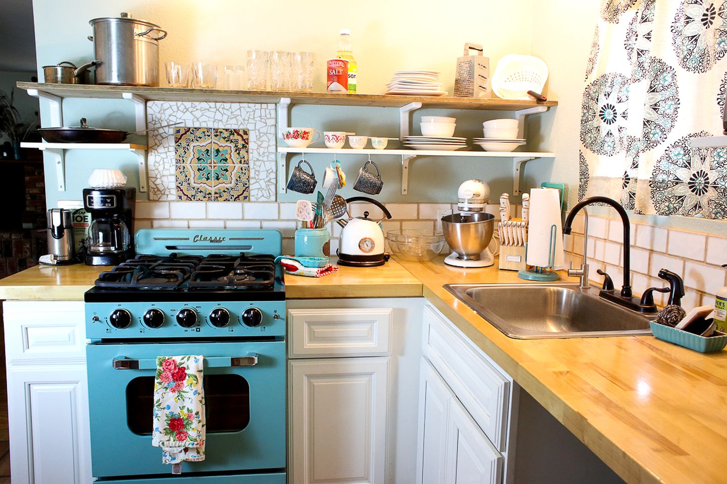 Pet Friendly Breathtaking Cottage with Hot-tub in Rainbow, California