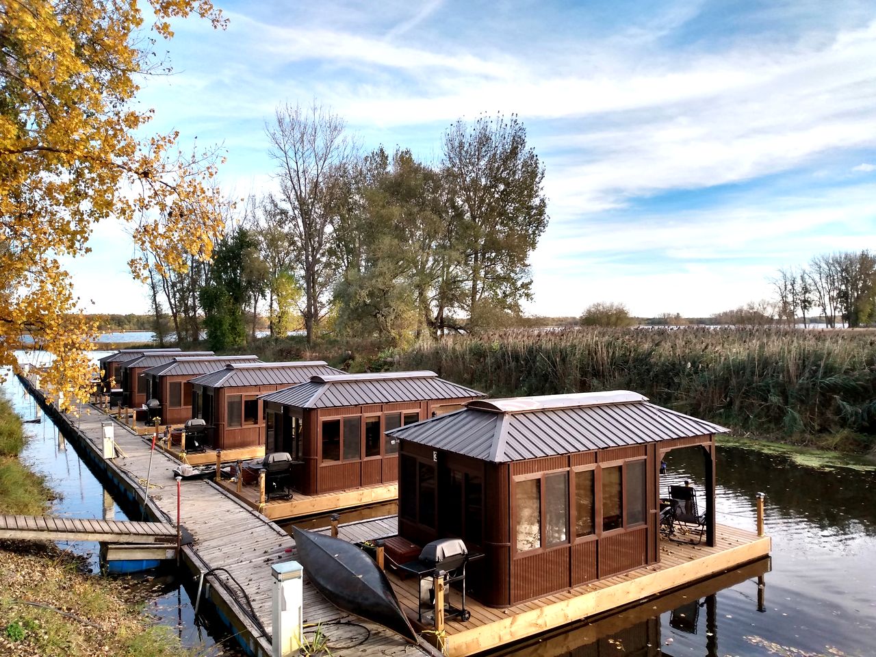 Breathtaking Floating Home with Barbecue in Ile-aux-Noix, Quebec